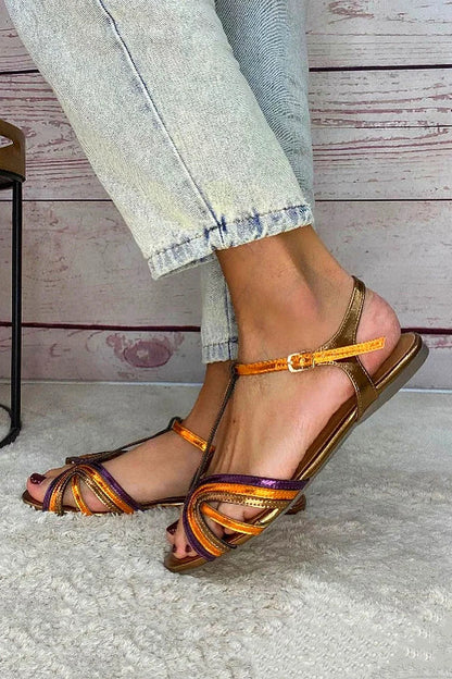 Sandalias doradas con hebilla y tira multicolor