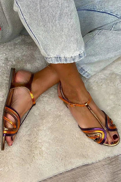 Sandalias doradas con hebilla y tira multicolor