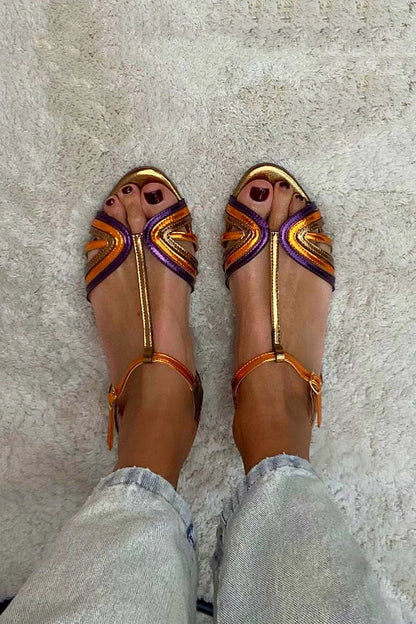 Sandalias doradas con hebilla y tira multicolor