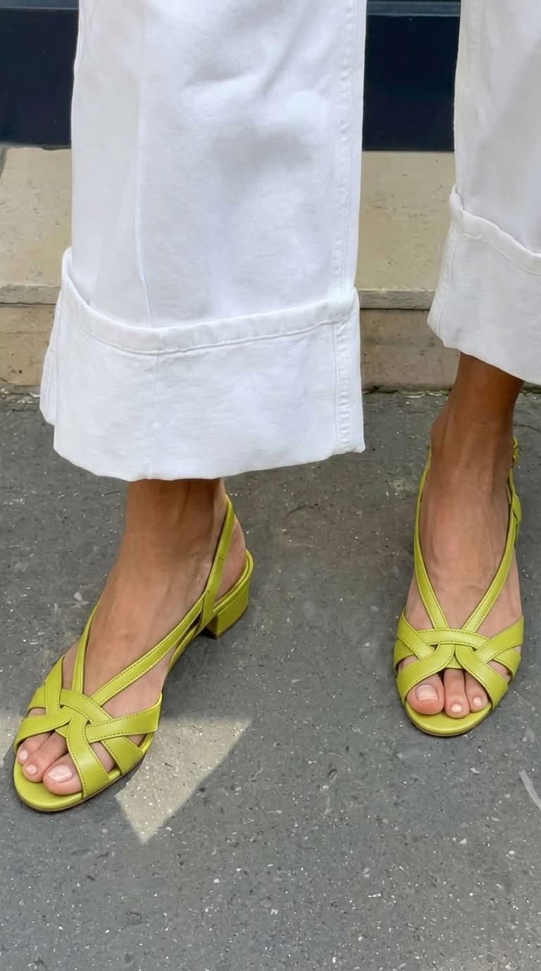 Sandalias slingback nude de cuero con tiras cruzadas y tacón bajo