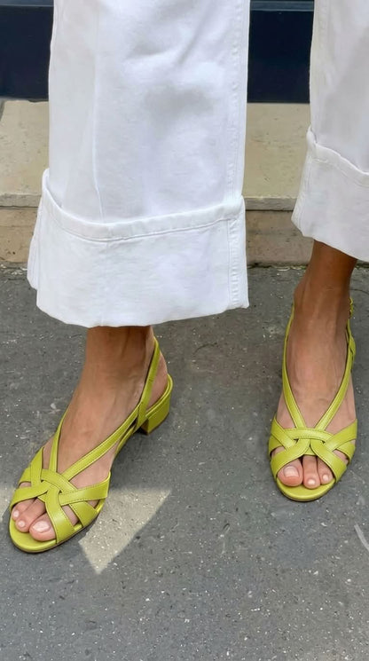 Sandalias slingback nude de cuero con tiras cruzadas y tacón bajo