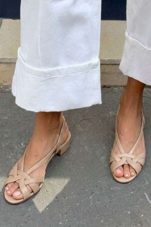 Sandalias slingback nude de cuero con tiras cruzadas y tacón bajo
