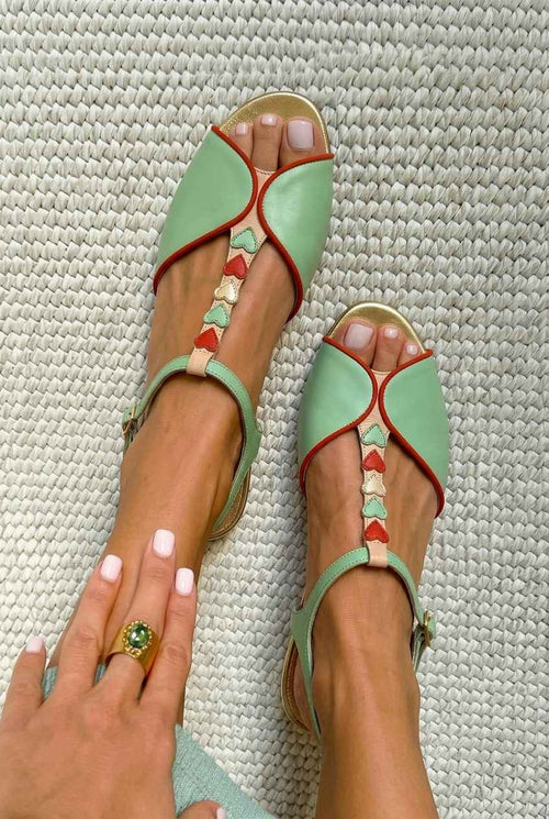 Sandalias slingback de puntera descubierta con tacón bajo y detalle en forma de corazón