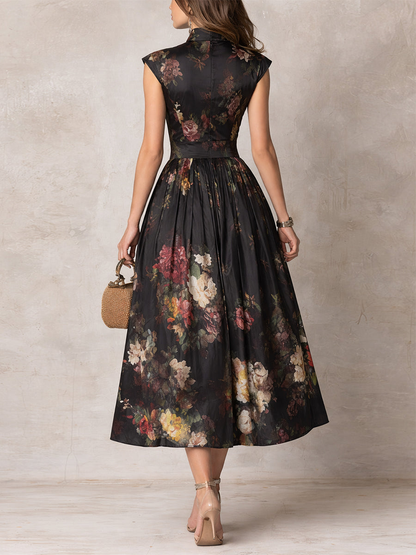 Violette | Vestido midi de satén plisado negro con estampado floral y escote en lágrima — foto 3