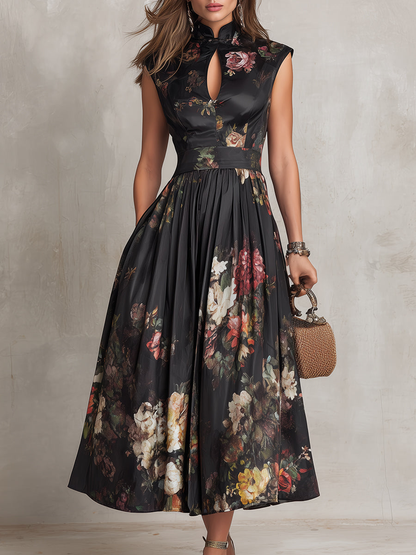 Violette | Vestido midi de satén plisado negro con estampado floral y escote en lágrima — foto 4