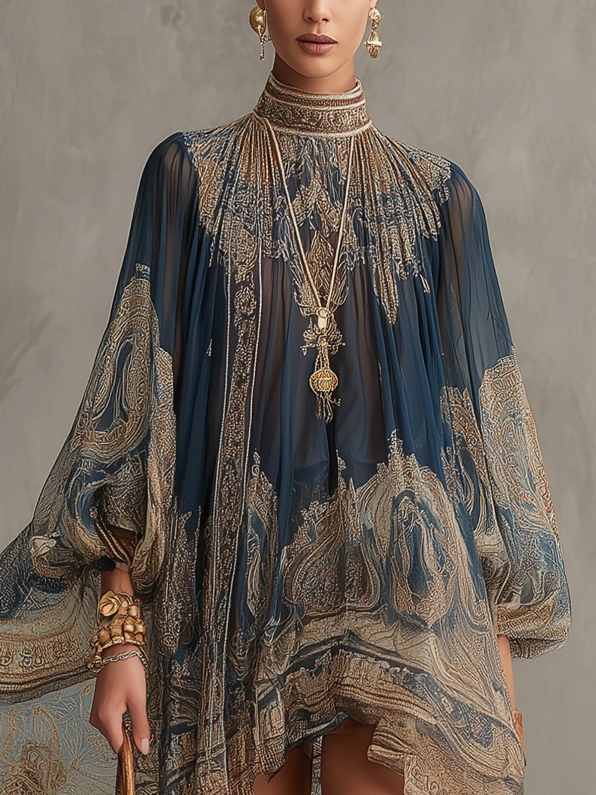 Agathe | Vestido corto asimétrico de muselina azul marino con cuello alto y estampado barroco — foto 4