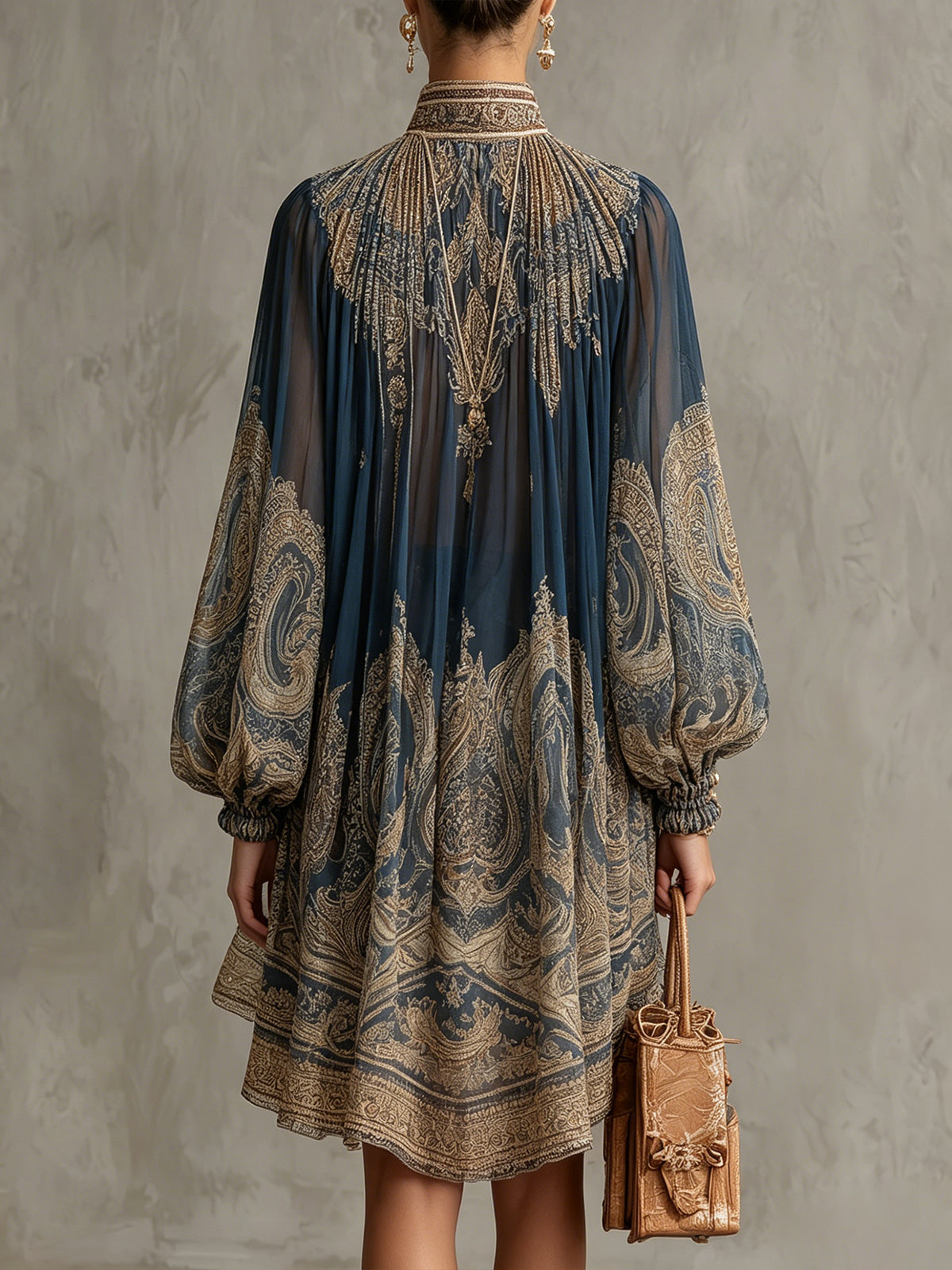 Agathe | Vestido corto asimétrico de muselina azul marino con cuello alto y estampado barroco — foto 2