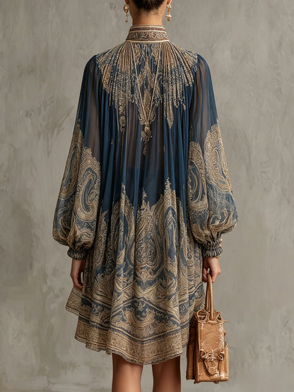 Agathe | Vestido corto asimétrico de muselina azul marino con cuello alto y estampado barroco — foto 2