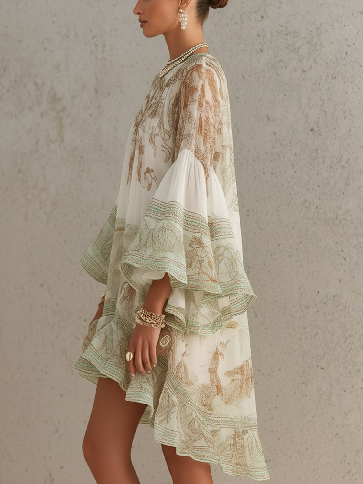 Solange | Vestido corto asimétrico de muselina verde con volantes y mangas campana — foto 3