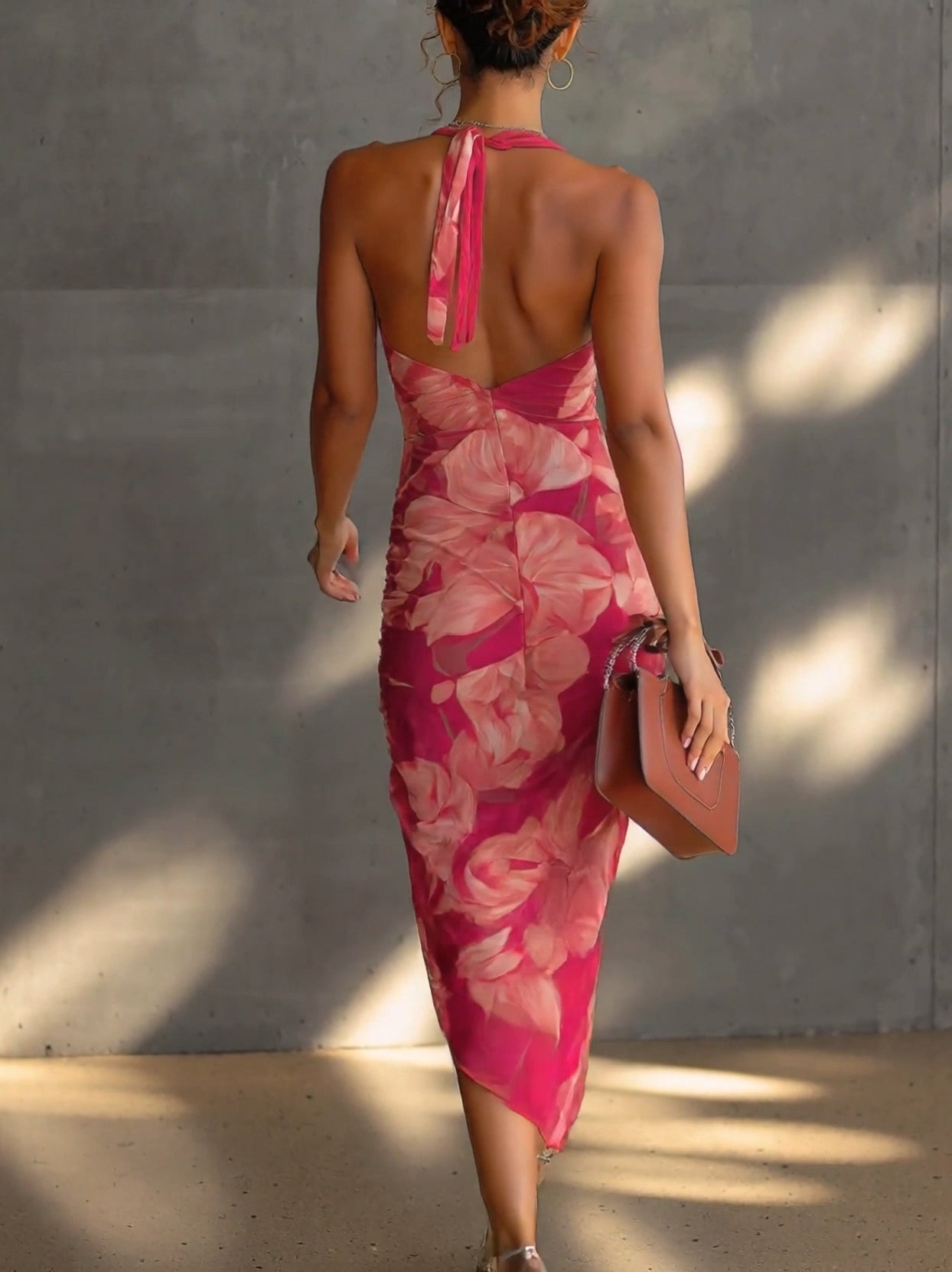 Mathilde | Vestido tubo fucsia con estampado floral, drapeado lateral y abertura — foto 3